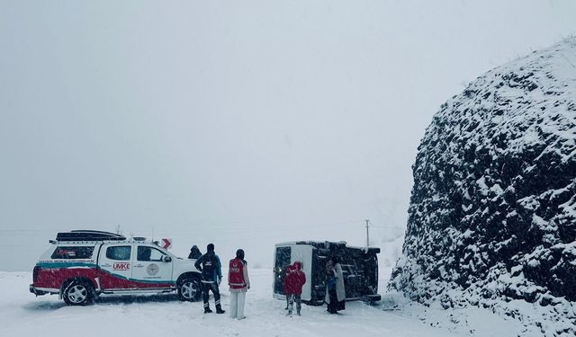 Siirt'te yolcu minibüsü devrildi: 6 yaralı