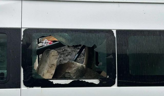 Yamaçtan kopan kaya, minibüse isabet etti
