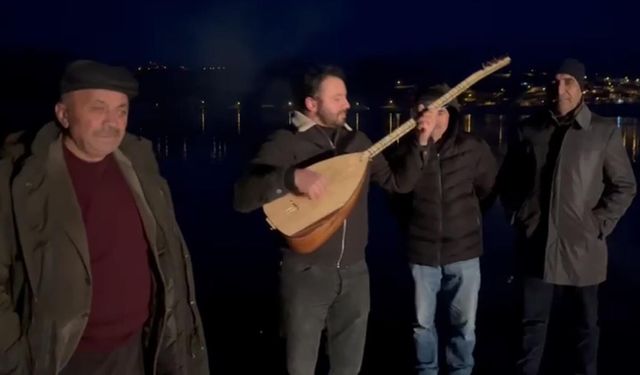 Buz tutan Çıldır Gölü'nde yeni yılı karşıladılar