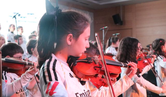 Yılın sporcusu ödülünü alan Arda Güler'in annesi ve ablasından sevinç gözyaşı