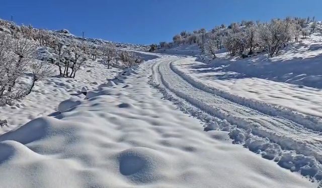 Yolu kapanan köyde iç kanama geçiren kadın, ekipler tarafından hastaneye ulaştırıldı