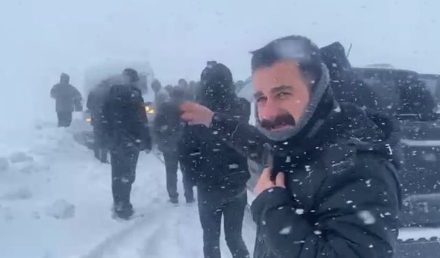 Yüksekova'da çocukların kar keyfi; tepsilerle kayak yaptılar (2)