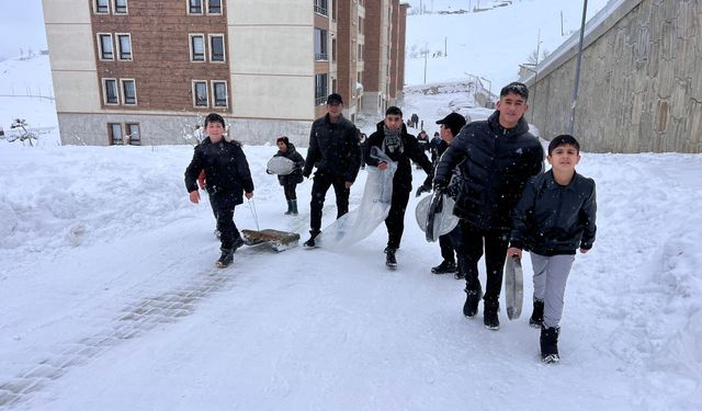 Yüksekova'da çocukların kar keyfi; tepsilerle kayak yaptılar