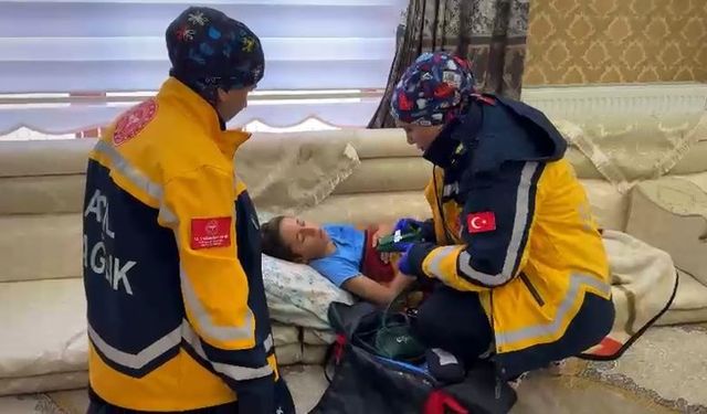 Yüksekova'da köyde hastalanan çocuk, paletli kar ambulansıyla hastaneye ulaştırıldı