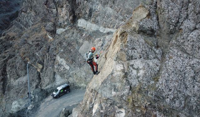 Yusufeli'de kaya riskine karşı endüstriyel dağcılar görevde