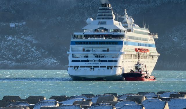 Amasra'da kruvaziyer, fırtına nedeniyle limana yanaşamadı