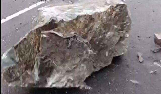 Artvin-Şavşat kara yolunda heyelan