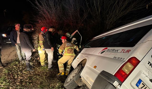 Bartın'da minibüs şarampole devrildi; 4 yaralı