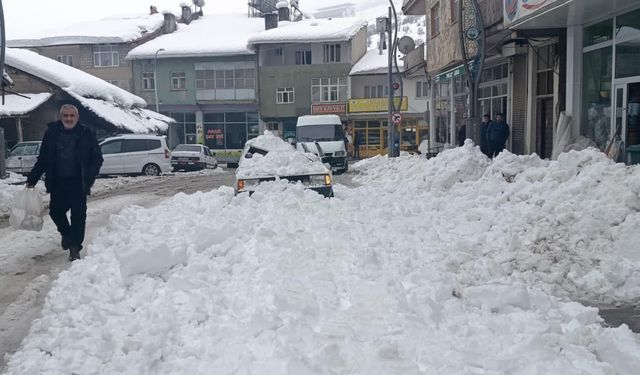 Binanın çatısından düşen kar kütlesi otomobili ezdi