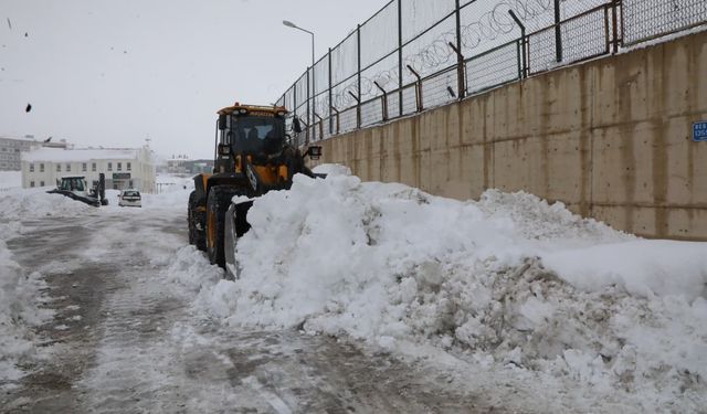 Bitlis'te kapanan 111 köy ve mezra yolundan 89'u açıldı