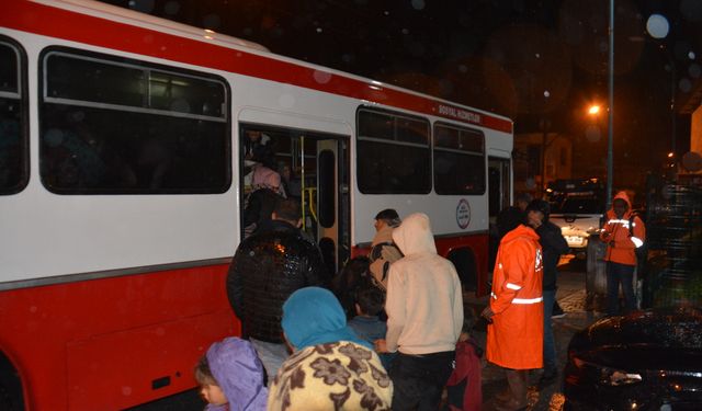 Çadırlarını su basan tarım işçileri tahliye edildi