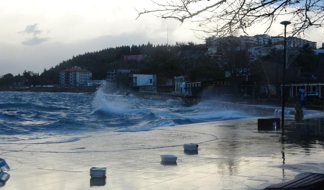 Çanakkale'de fırtına deniz ulaşımını olumsuz etkiliyor