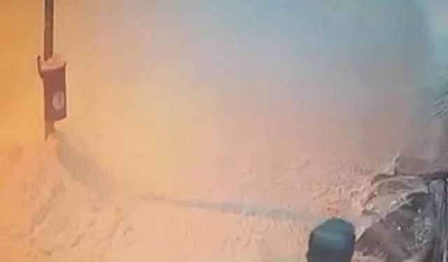 Çatıdan düşen kar kütlesi, park halindeki otomobile zarar verdi