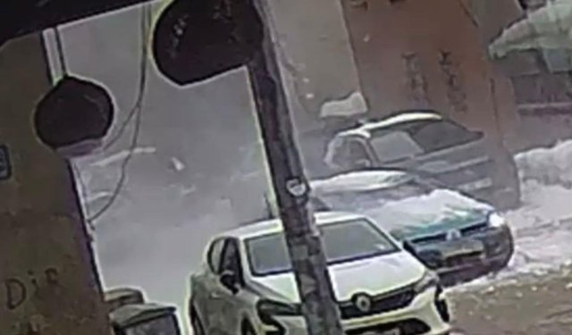 Çatıdan kopan kar kütlesi, otomobilin üzerine düştü; olay kamerada