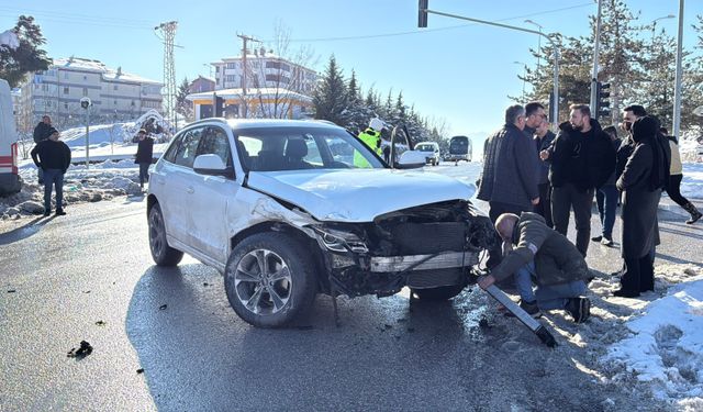 Ciple çarpışan ambulanstaki 2 sağlık çalışanı yaralandı