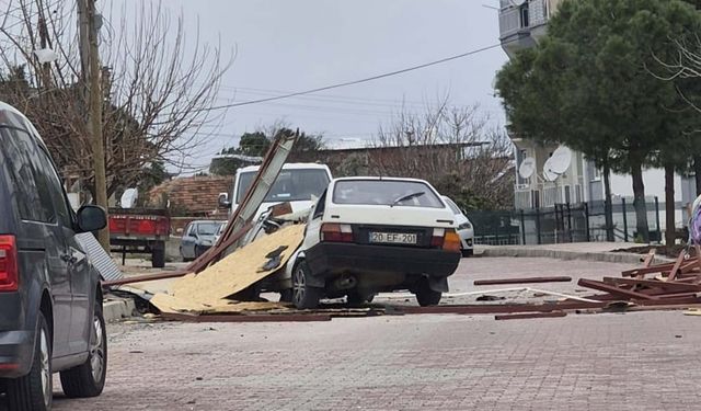 Denizli'de fırtına; çatılar uçtu, ağaçlar devrildi
