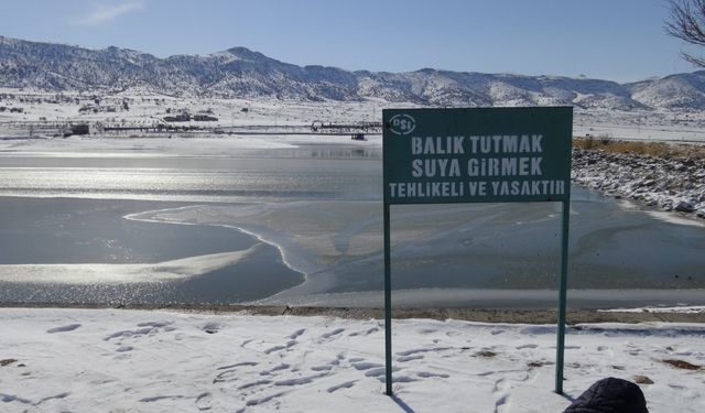 Donan göletin üzerinde hatıra fotoğrafı çektirdiler