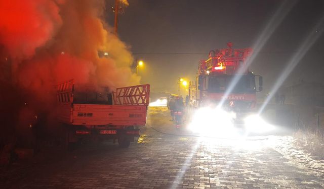 Duvara çarpan kamyonet yandı