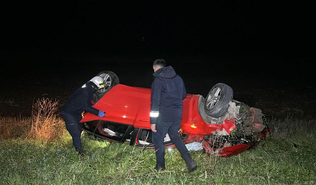 Edirne'de takla atan otomobil tarlaya savruldu: 2 yaralı
