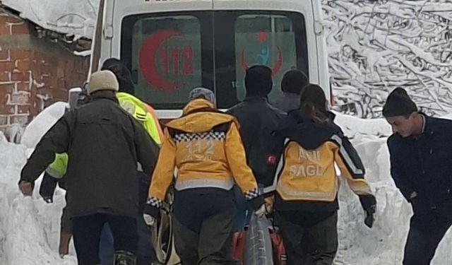 Ekipler, kardan kapanan yolu açıp köydeki hastayı hastaneye ulaştırdı