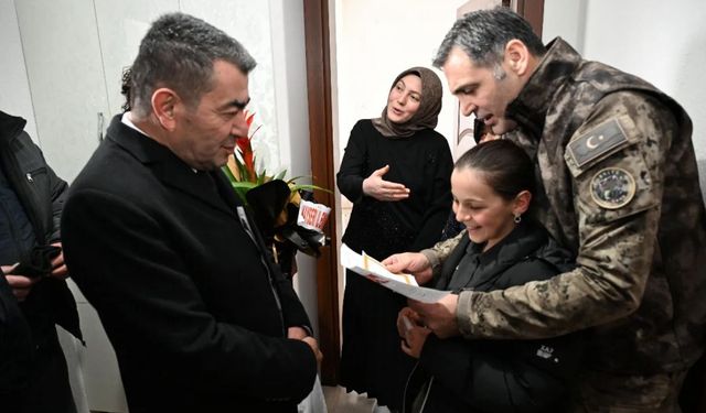 Emniyet müdüründen şehit kızına karne hediyesi