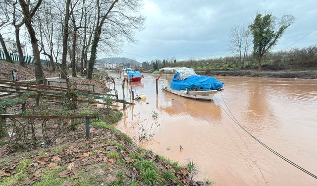Eriyen kar ile sağanak birleşti; Bartın Irmağı taştı