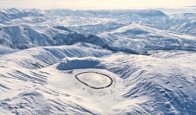 Erzincan'ın 'nazar boncuğu' dondu; ortaya güzel görüntüler çıktı