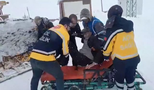 Hastalanan köylü, kardan kapanan köy yolunda iş makinesinin kepçesinde taşandı