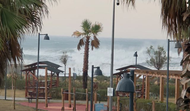 Hatay'da hortum çıktı; denizde dev dalgalar oluştu