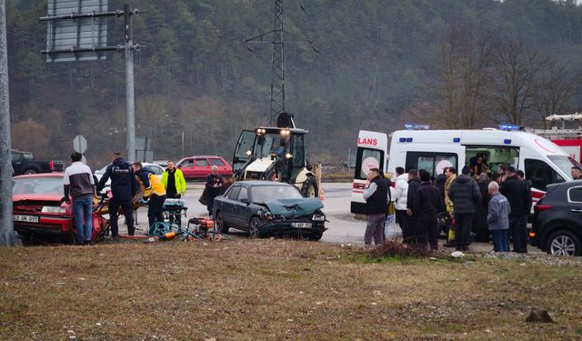 İki otomobil kafa kafaya çarpıştı: 1'i ağır, 3 yaralı