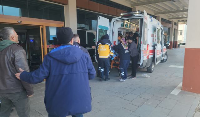 İki otomobil kavşakta çarpıştı: 1 ölü, 1 yaralı