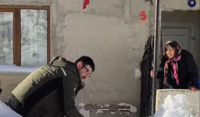 İl Özel İdaresi çalışanı, kardan mahsur kalan kadına kürekle yol açtı