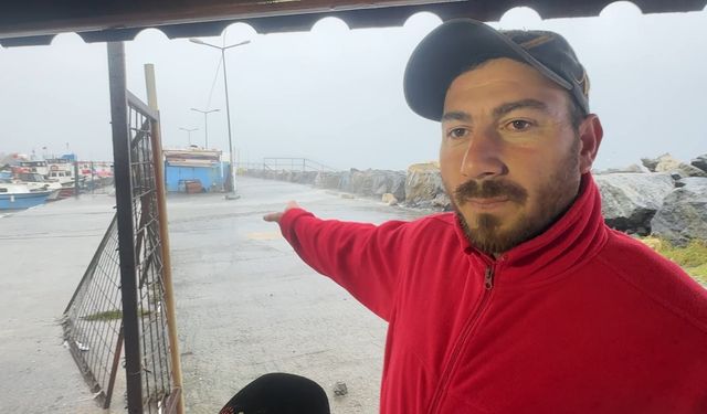 İstanbul - Avcılar'da dalgalar mendireği aştı, balıkçı barınağı su içinde kaldı