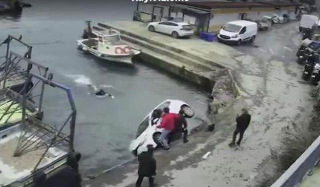 İstanbul - Sarıyer'de otomobil denize düştü; tekneden atlayan kişi yüzerek yardıma geldi