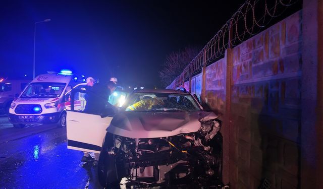 İzmir'de iki otomobil çarpıştı: 2'si ağır 6 yaralı