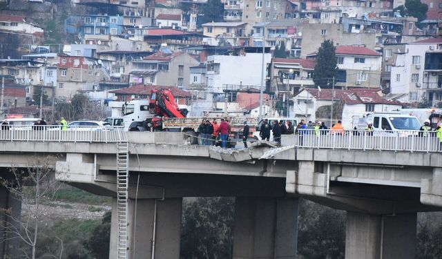Kamyonete çarpan TIR, viyadükten aşağı düştü; 3 yaralı