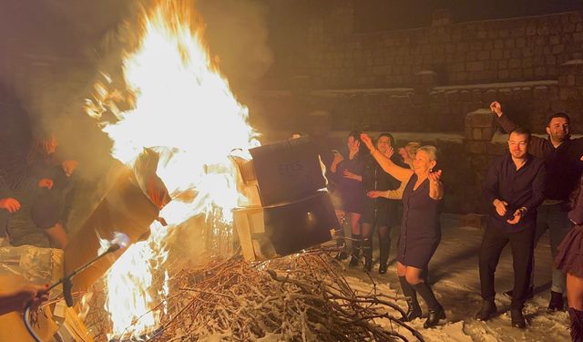 Kapadokya'da yeni yıla havai fişek eşliğinde eğlenerek girdiler