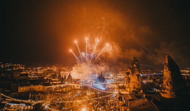 Kapadokya'da yeni yıla havai fişek eşliğinde eğlenerek girdiler/Ek fotoğraflar