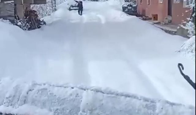 Kar küreme aracına oyun havası ile karşılama