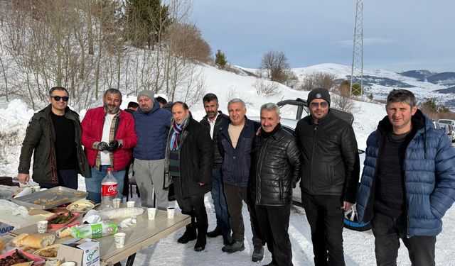Kar üstünde piknik; mangal yakıp, otomobilin çektiği kızaklarla kaydılar