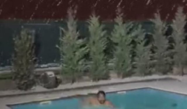 Kar yağarken havuza girdi