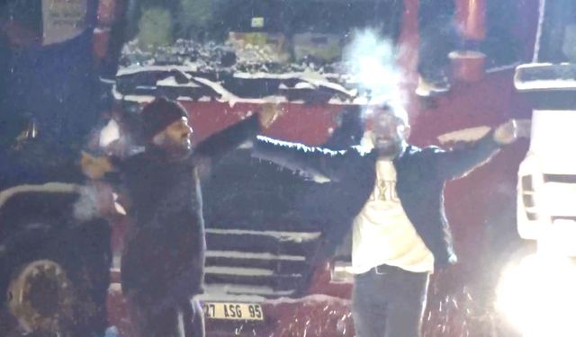 Kara yolunun açılmasını bekleyen TIR şoförleri, yeni yıla halay çekerek girdi