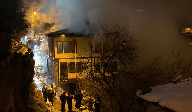 Karabük'te 2 katlı tarihi konak yandı