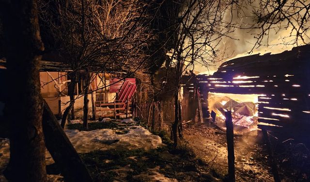 Karabük'te 200 yıllık 2 katlı ahşap ev, yangında küle döndü