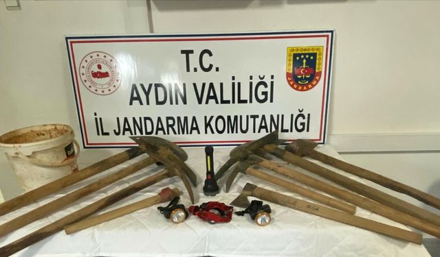 Karacasu'da kaçak kazıya jandarmadan suçüstü; 5 gözaltı