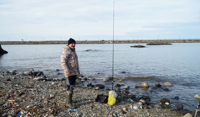 Karadeniz'de balık kafesinin patladığını duyanlar kıyıya akın etti