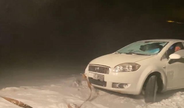 Karda mahsur kalan sürücüyü İl Özel İdaresi ekipleri kurtardı