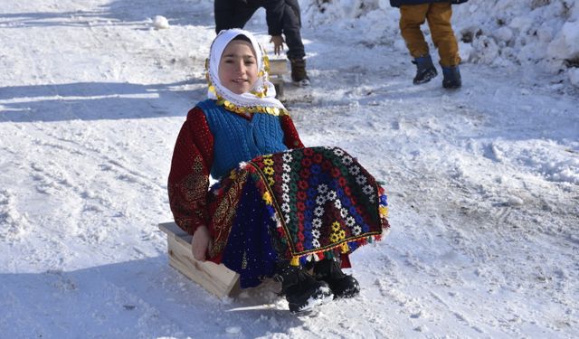 Karda poşetle kayan köy çocuklarına kızak hediyesi