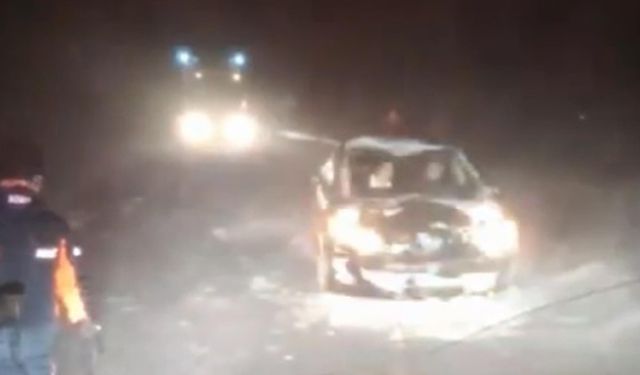 Kars'ta ekiplerin tipi ve kar altında zorlu mücadelesi