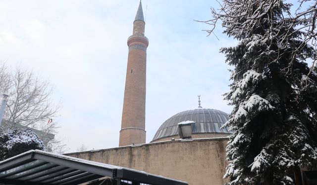 Kentsel dönüşüm çalışmalarında bina enkazı altından 926 yıllık medresenin duvarları çıktı